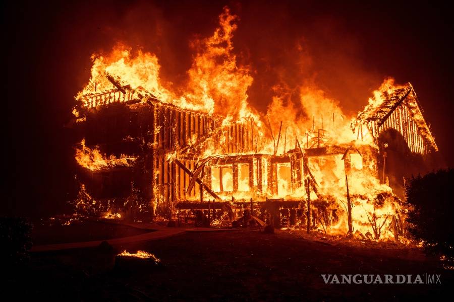 $!Evacuan a 30 mil personas por devastador incendio en norte California