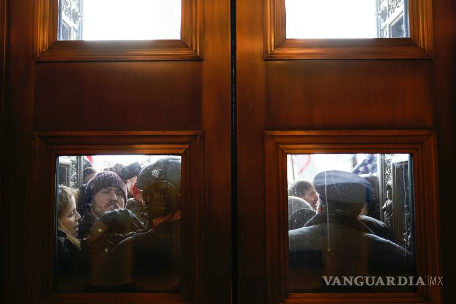 $!Asalto al Capitolio, un día histórico y lamentable que golpea la democracia en EU (fotos)