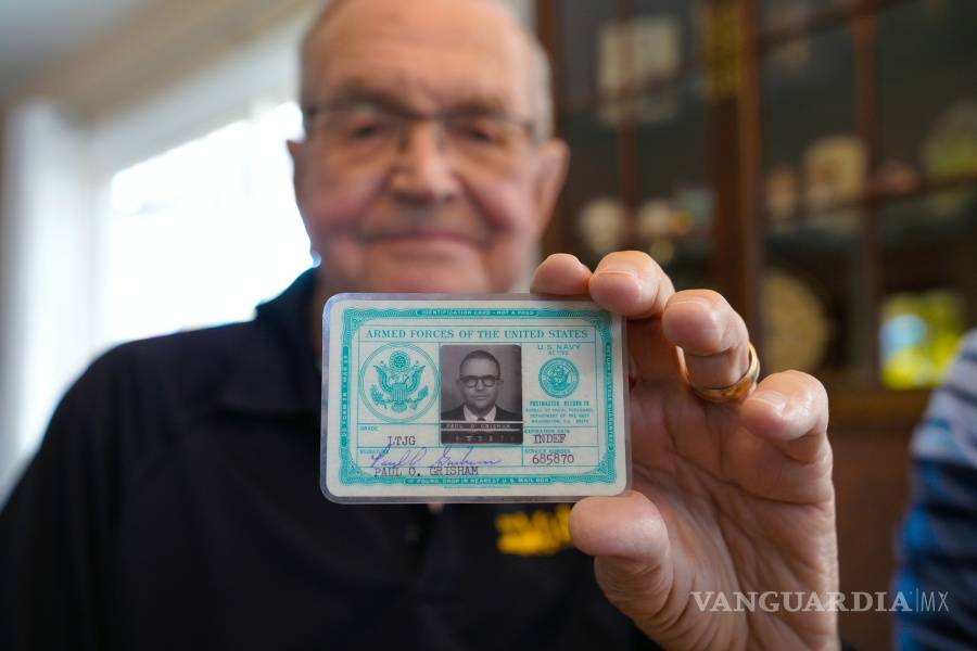 $!Un hombre de 91 años recupera su billetera perdida hace 53 años en la Antártida