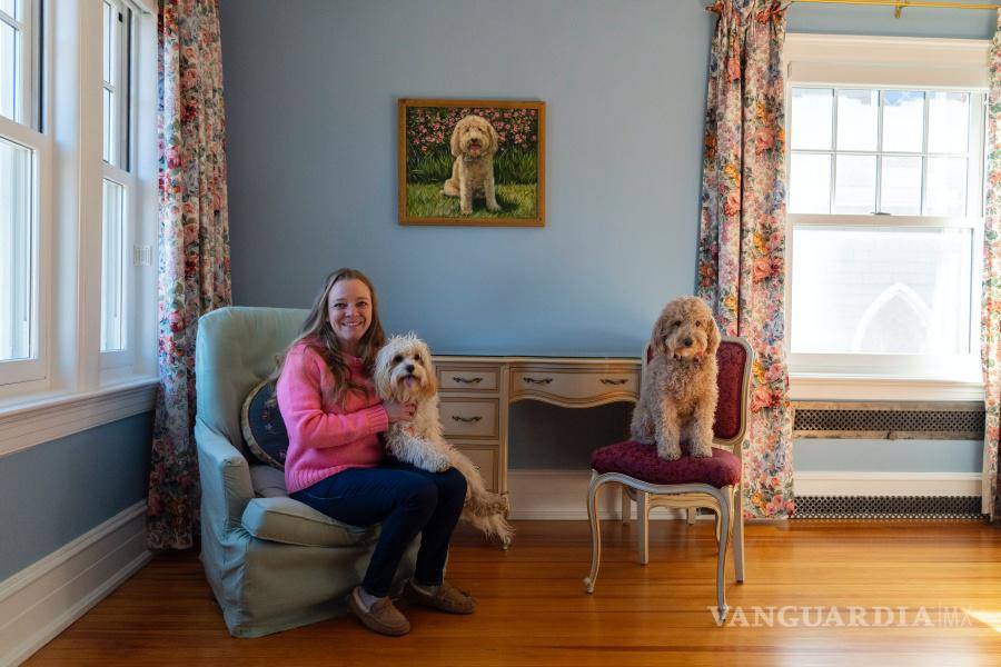 $!Lindsay Lamb con sus perros Lulu y Murphy, que accidentalmente comieron porros mientras caminaban, en su casa de Brooklyn.