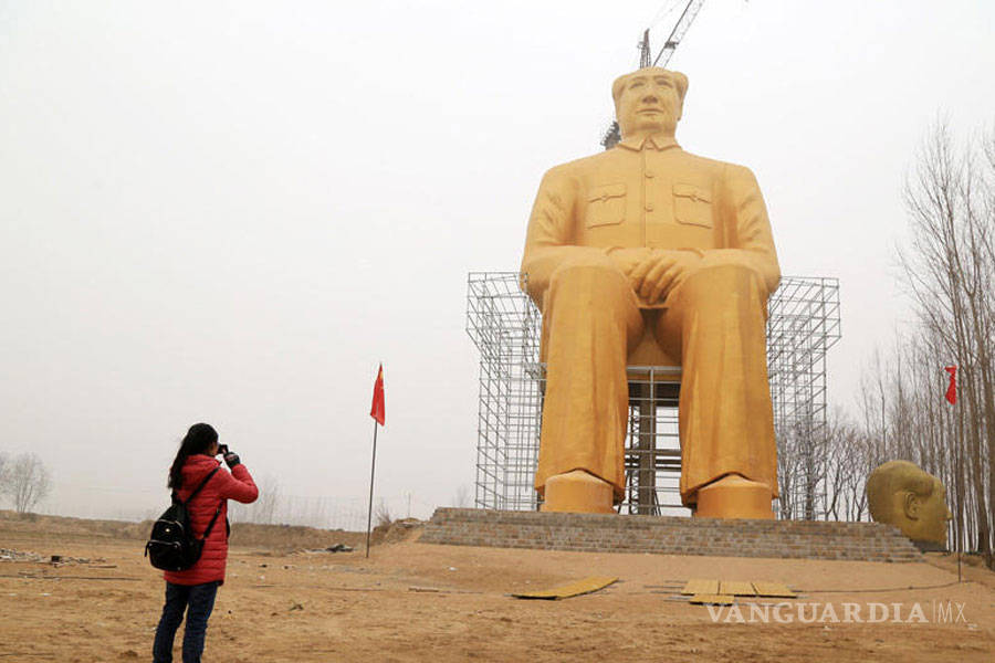 $!Erigen gigantesca estatua del dictador Mao Zedong