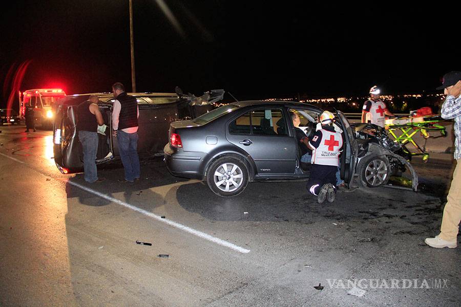 $!Borracho pierde el control, vuelca y causa choque múltiple en Saltillo