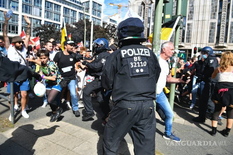 $!Frenan en Berlín una marcha convocada contra las restricciones por la pandemia del COVID-19