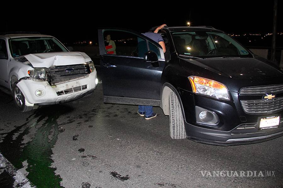 $!Borracho pierde el control, vuelca y causa choque múltiple en Saltillo