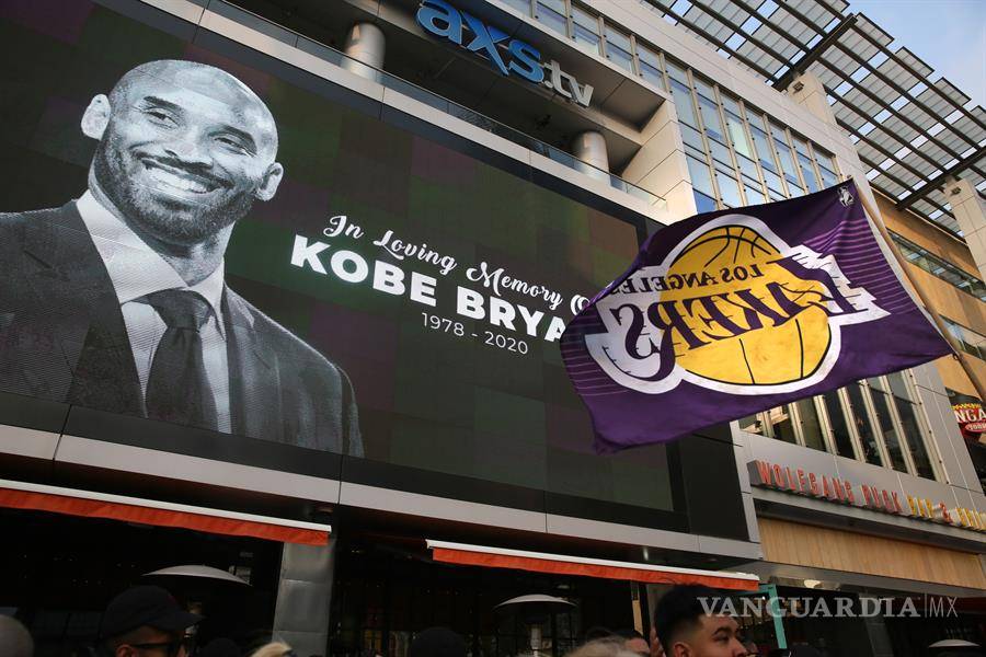 $!Fans honran tributo a Kobe Bryant, mira estas imágenes