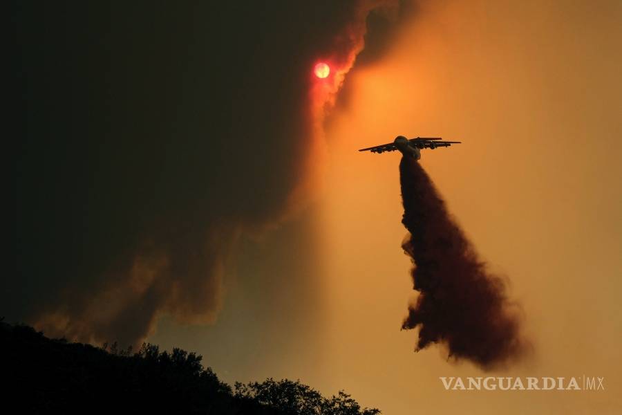 $!Tres incendios forestales tienen cercado a Los Ángeles y amenazan a más de 5 mil viviendas