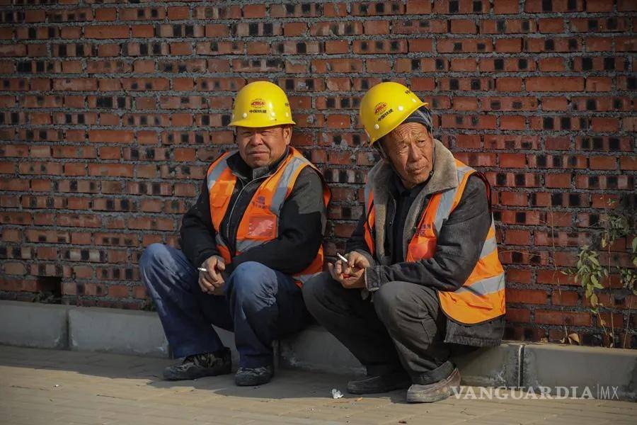 $!Trabajadores chinos descansan en una obra.