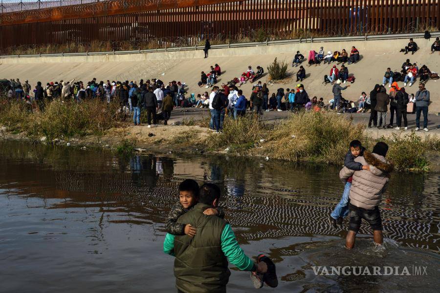 $!Migrantes cruzan el Río Grande desde México en El Paso, Texas, el 20 de diciembre de 2022.