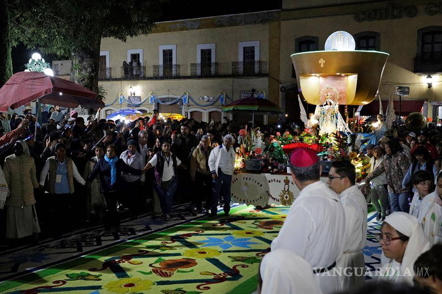 $!Fieles mexicanos honran a la Virgen de la Caridad con alfombras monumentales en las calles de Huamantla