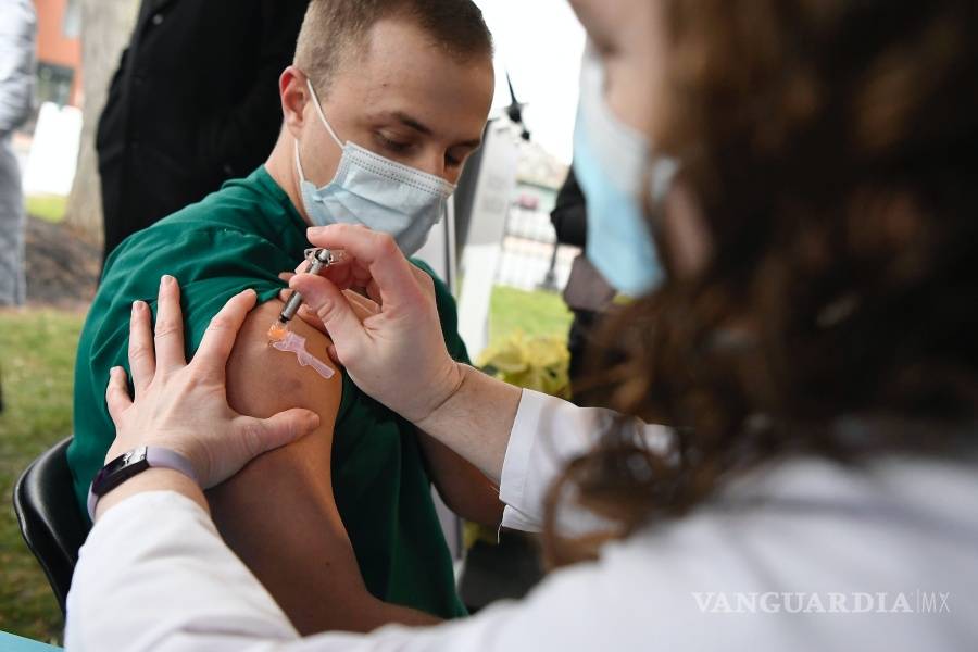 $!Cientos de hospitales en EU vacunan contra la COVID-19 a su personal