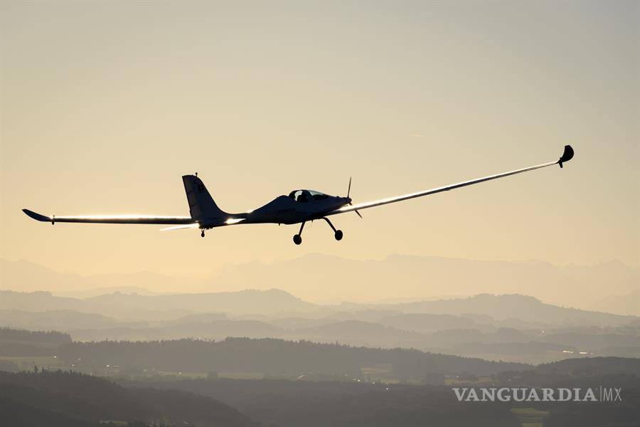 $!SolarStratos realiza el primer salto y caída libre desde un avión solar