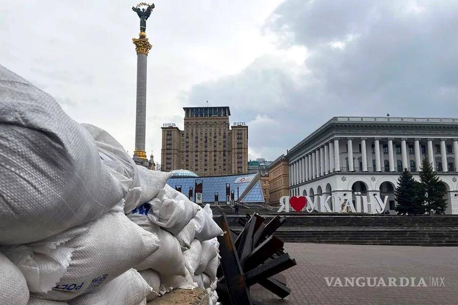 $!En la imagen, barricadas y medidas de seguridad en la Plaza del Maidan en Kiev, en marzo de 2022.