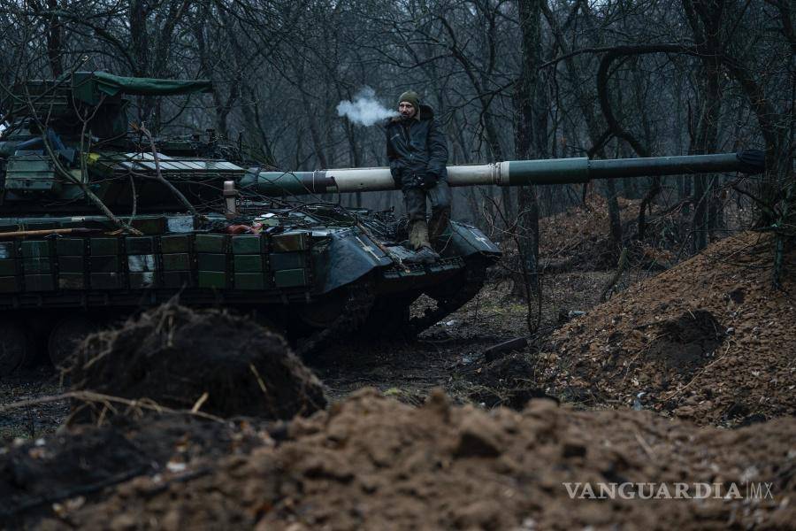 $!Un militar ucraniano fuma un cigarrillo encima de un tanque cerca de Bakhmut, Ucrania.