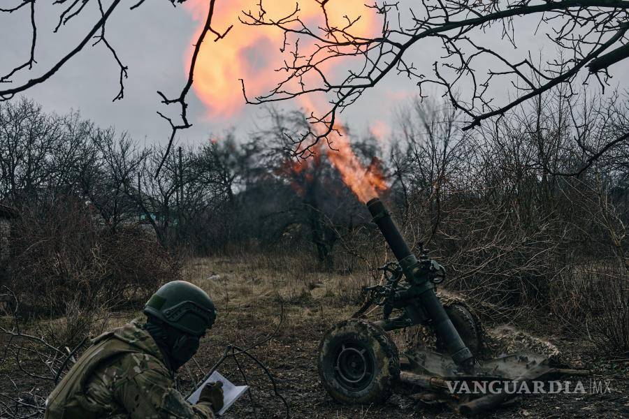 $!Soldados voluntarios disparan contra posiciones rusas cerca de Bajmut, región de Donetsk, Ucrania.