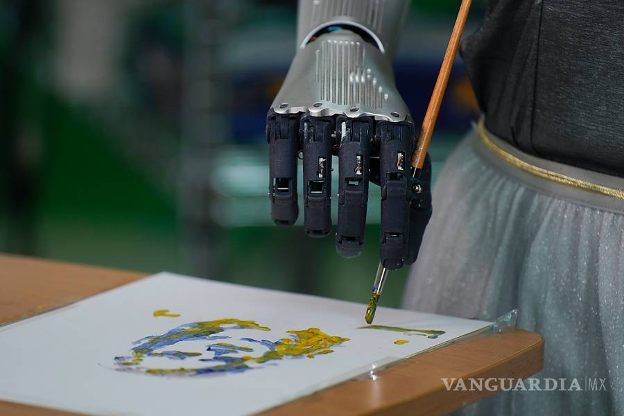 $!Sophia, un robot, vende una pieza de arte creada por por ella por más de 688 mil dólares