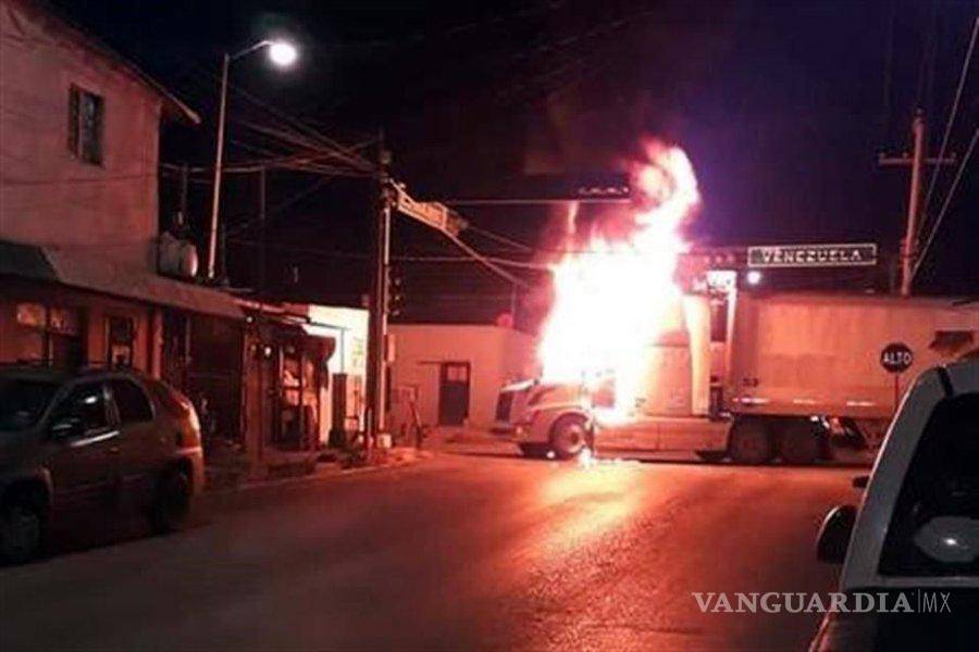 $!CJNG en Colima quema camiones por detención de su líder, “El Chaparrito”