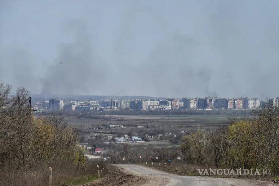 $!En la image, se observan columnas de humo sobre la ciudad de Bajmut, en la región de Donetsk, tras un ataque ruso en abril de 2023.