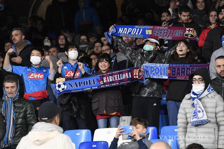 $!Afición del Napoli acude al partido contra el Barcelona con cubrebocas por temor al coronavirus