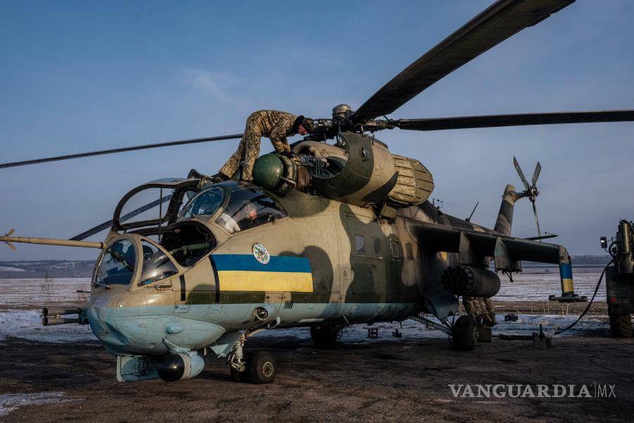 $!Miembros del equipo de tierra de la 18.ª Brigada Sikorsky preparan un helicóptero de combate para una misión en el este de Ucrania en febrero de 2023.
