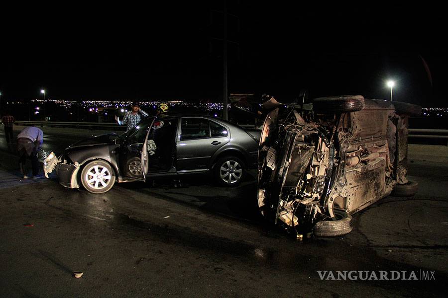 $!Borracho pierde el control, vuelca y causa choque múltiple en Saltillo