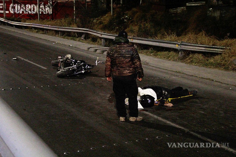 $!En Saltillo, motociclista choca contra poste y pierde la vida