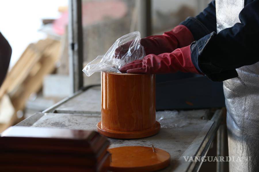 $!Así se trabaja en un crematorio de México saturado de muertes por coronavirus (FOTOS)