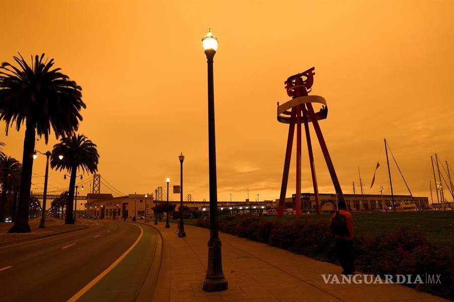 $!Incendios forestales pintan de un color naranja apocalíptico el cielo de San Francisco