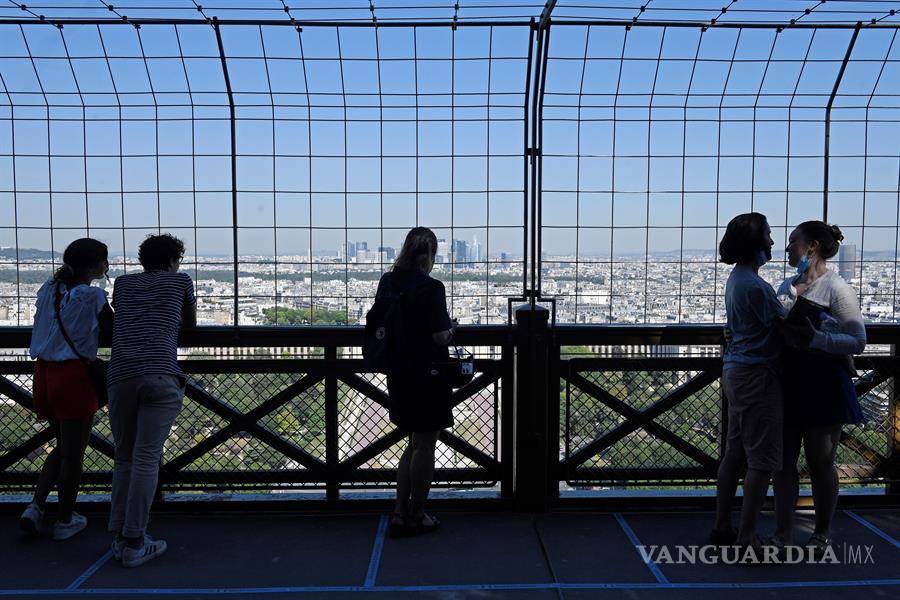 $!Así es cómo los turistas visitan la Torre Eiffel con restricciones por la pandemia del coronavirus en Francia (fotos)