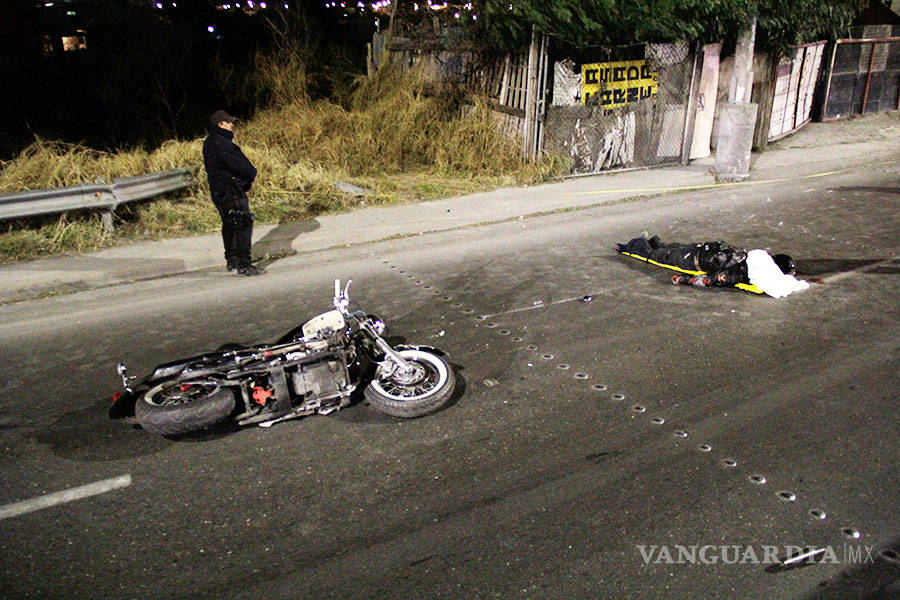 $!En Saltillo, motociclista choca contra poste y pierde la vida