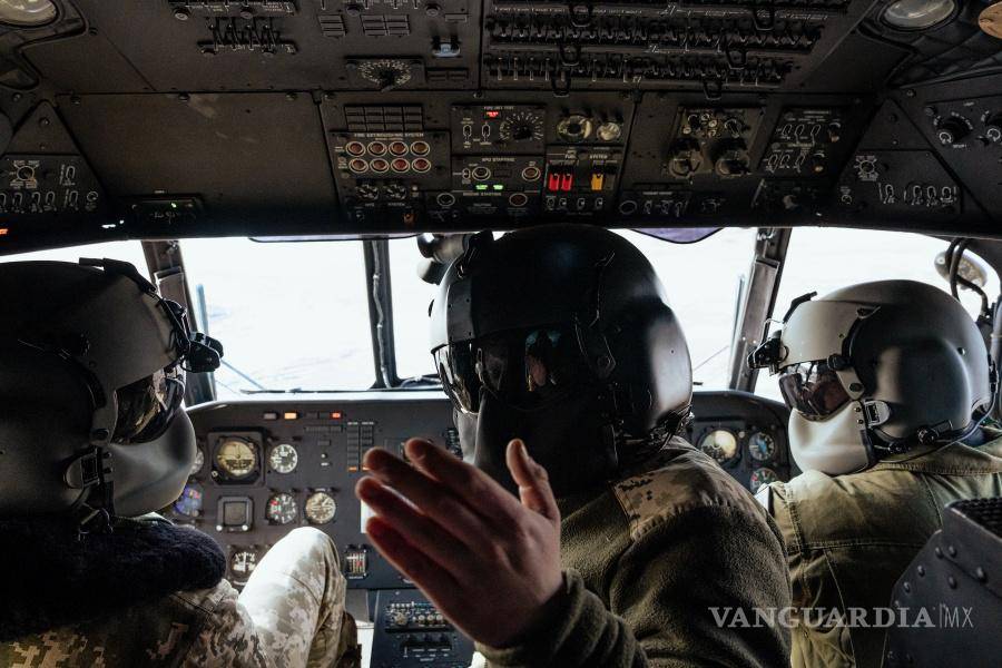 $!Los pilotos de la 18.ª Brigada Sikorsky se preparan para una misión en el este de Ucrania en febrero de 2023.