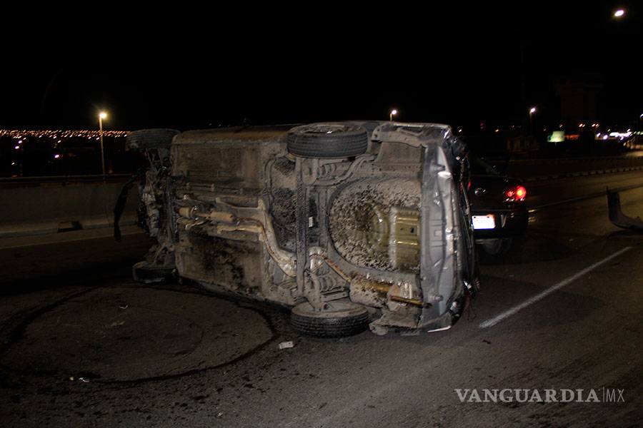 $!Borracho pierde el control, vuelca y causa choque múltiple en Saltillo