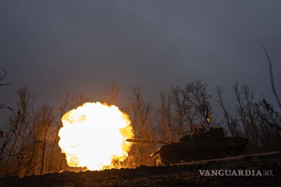 $!Un tanque ucraniano dispara hacia las posiciones rusas en la línea del frente cerca de Bakhmut, Ucrania.