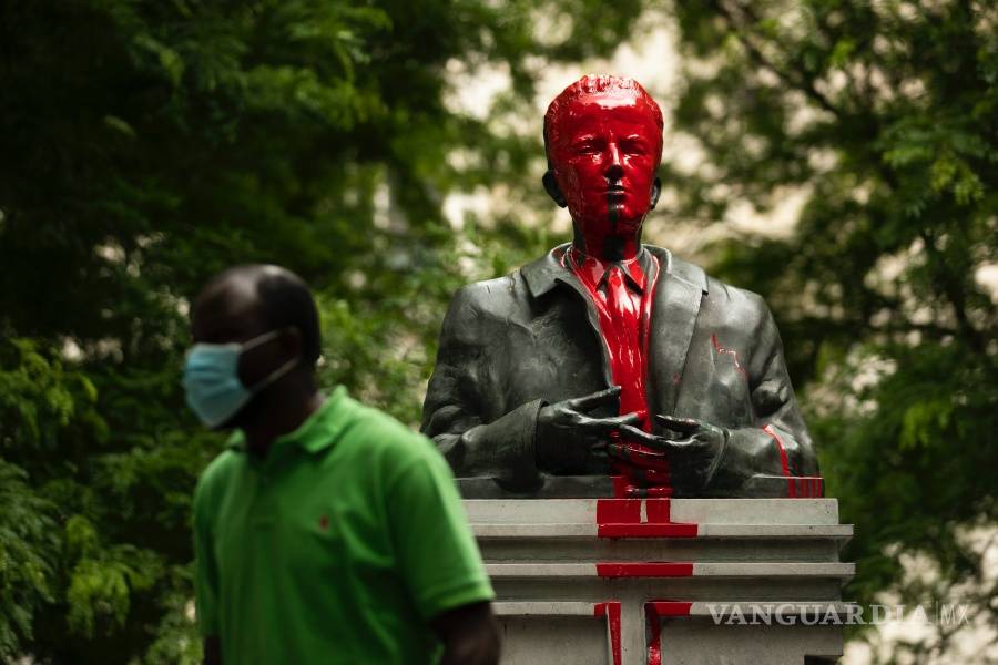 $!Monumentos y estatuas son víctimas de la ira y las protestas antirracistas en todo el mundo (fotos)