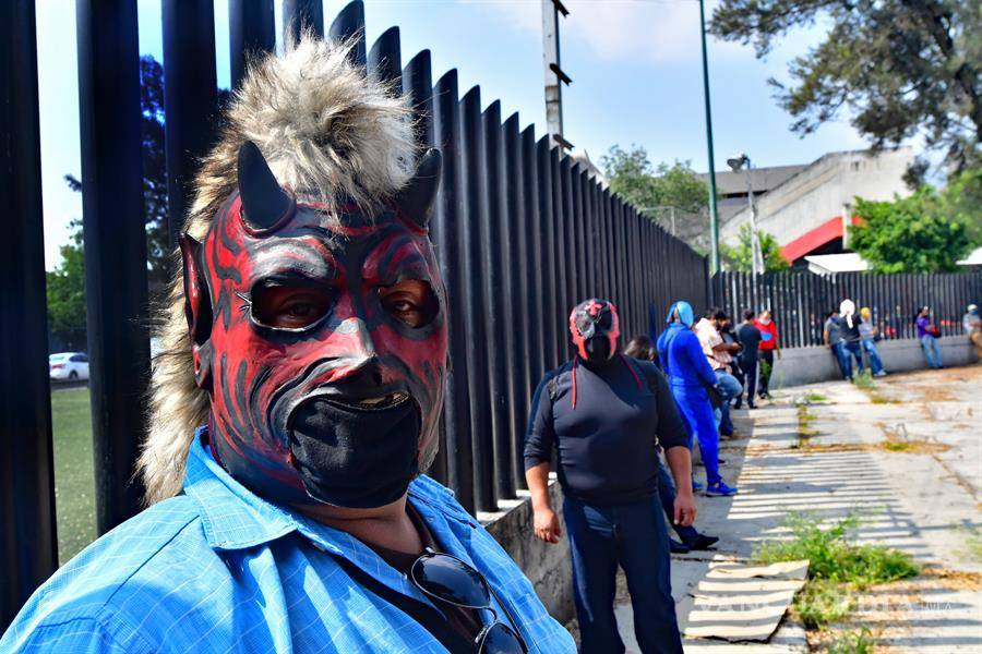 $!Luchadores dan la pelea a la pandemia del coronavirus a dos de tres caídas en México (fotos)