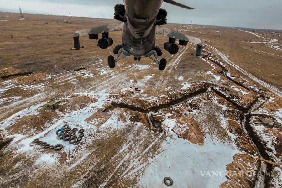 $!Un helicóptero con la 18.ª Brigada Sikorsky de Ucrania vuela sobre las trincheras durante una misión sobre las llanuras del este de Ucrania en febrero de 2023.