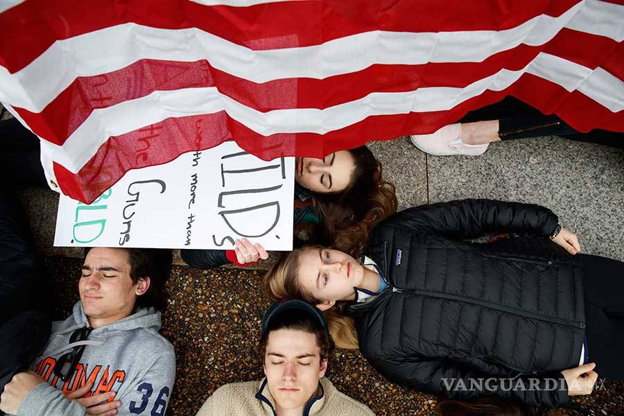 $!Jóvenes se tumban ante la Casa Blanca para exigir control de armas