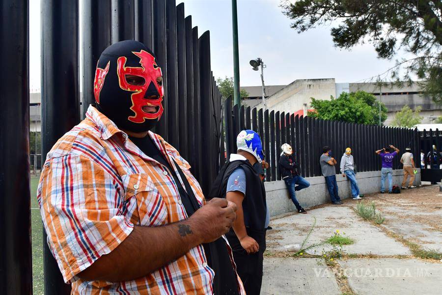 $!Luchadores dan la pelea a la pandemia del coronavirus a dos de tres caídas en México (fotos)