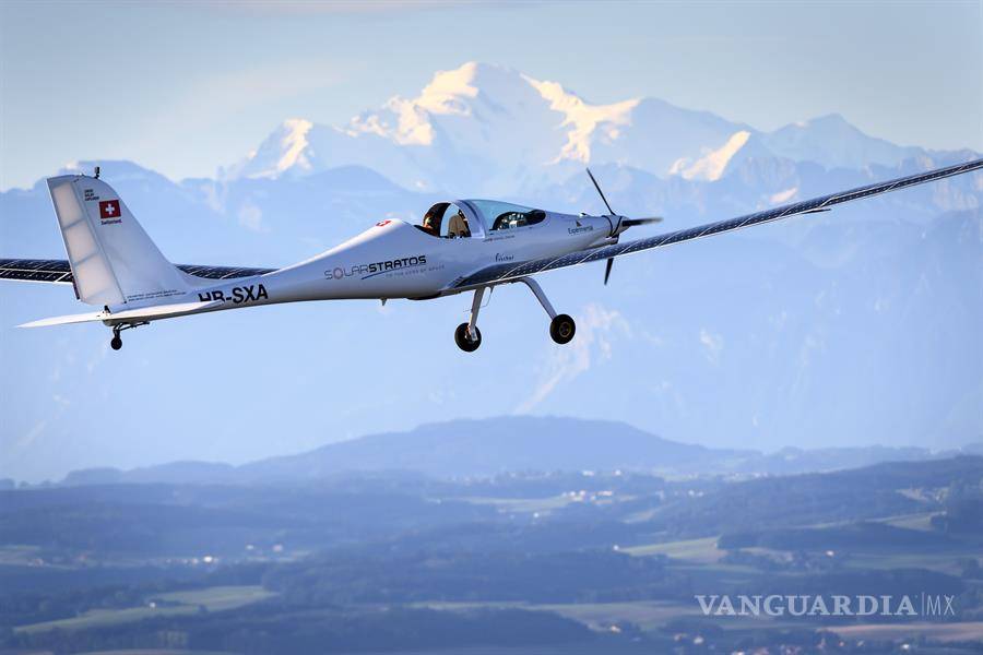 $!SolarStratos realiza el primer salto y caída libre desde un avión solar