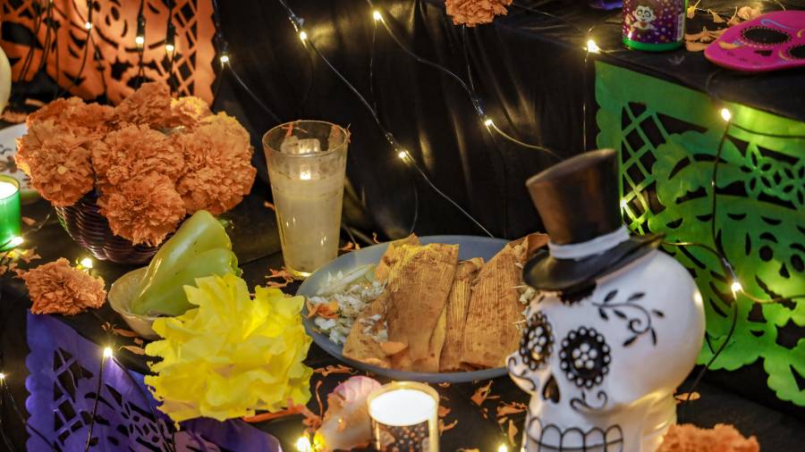 Transformar los restos de altares en recursos útiles permite mantener viva la tradición y cuidar el medio ambiente.