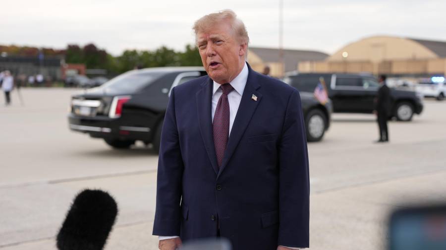 El presidente Donald Trump habla con los periodistas antes de subir al Air Force One, el miércoles 28 de octubre de 2026, en la Base Conjunta Andrews, Maryland.