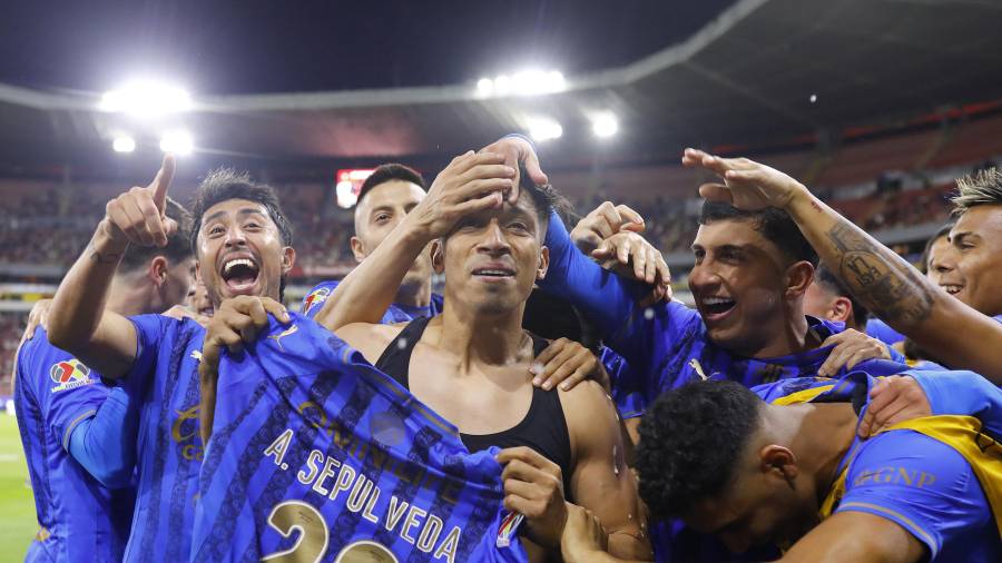 Ángel Sepúlveda Guadalajara celebra junto a sus compañeros el gol que le da el triunfo al Guadalajara contra el Atlas en el Estadio Jalisco.