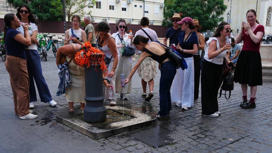 Varias personas se refrescan en una fuente en Roma, el martes 23 de junio de 2026.