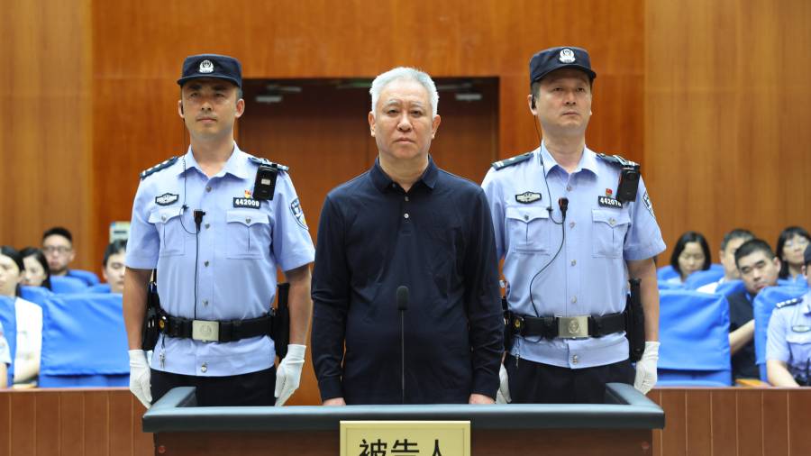 Hui Ka Yan, también conocido como Xu Jiayin, fundador de la inmobiliaria Evergrande, en su juicio en el Tribunal Popular Intermedio de Shenzhen, en la provincia de Guangdong, China, el 20 de agosto de 2026.