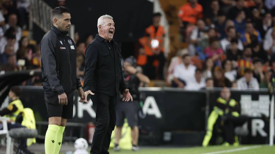 Javier Aguirre continúa sin conseguir su primera victoria con Valencia, aunque logró frenar la racha de derrotas en Mestalla tras empatar ante Athletic Club.