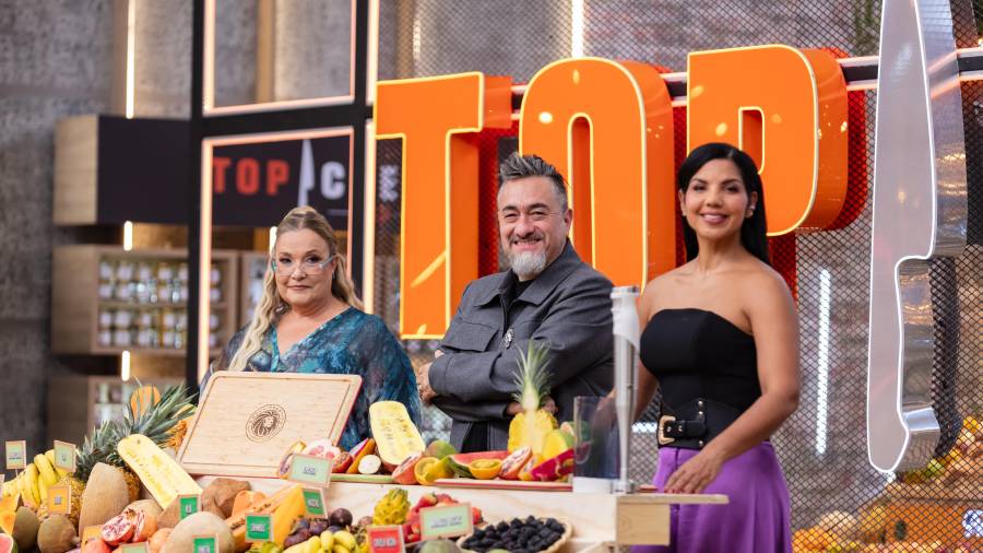 Entre lágrimas, risas y platos sorprendentes, 20 celebridades compiten en la cocina de Telemundo por un premio de 200 mil dólares.