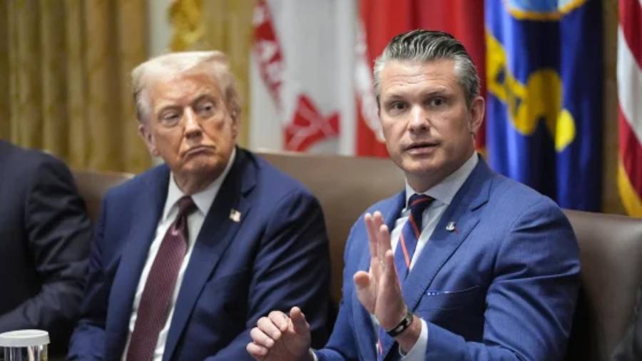 El presidente de Estados Unidos, Donald Trump, escucha al secretario de Defensa, Pete Hegseth n la Casa Blanca.