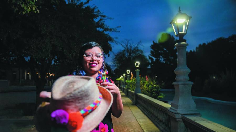 Ana Márquez en la Alameda Zaragoza, uno de los puntos predilectos de quienes realizan trueques en Saltillo. Foto: