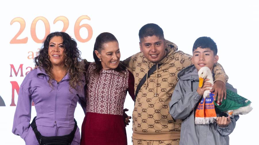 Cibernautas cuestionaron que se invitara a la mañanera al pato “Merlín” antes que a madres buscadoras.