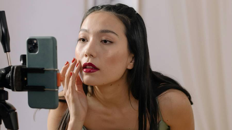 Los usuarios están saturados de contenidos que muestran pieles perfectas y maquillajes impecables.
