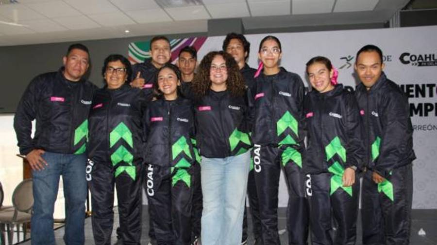 Deportistas, entrenadores y familiares participaron en la ceremonia de abanderamiento.